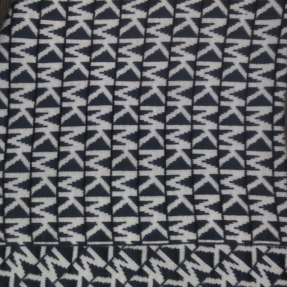 Authentic Michael Kors wool monogrammed scarf - Picture 4 of 7